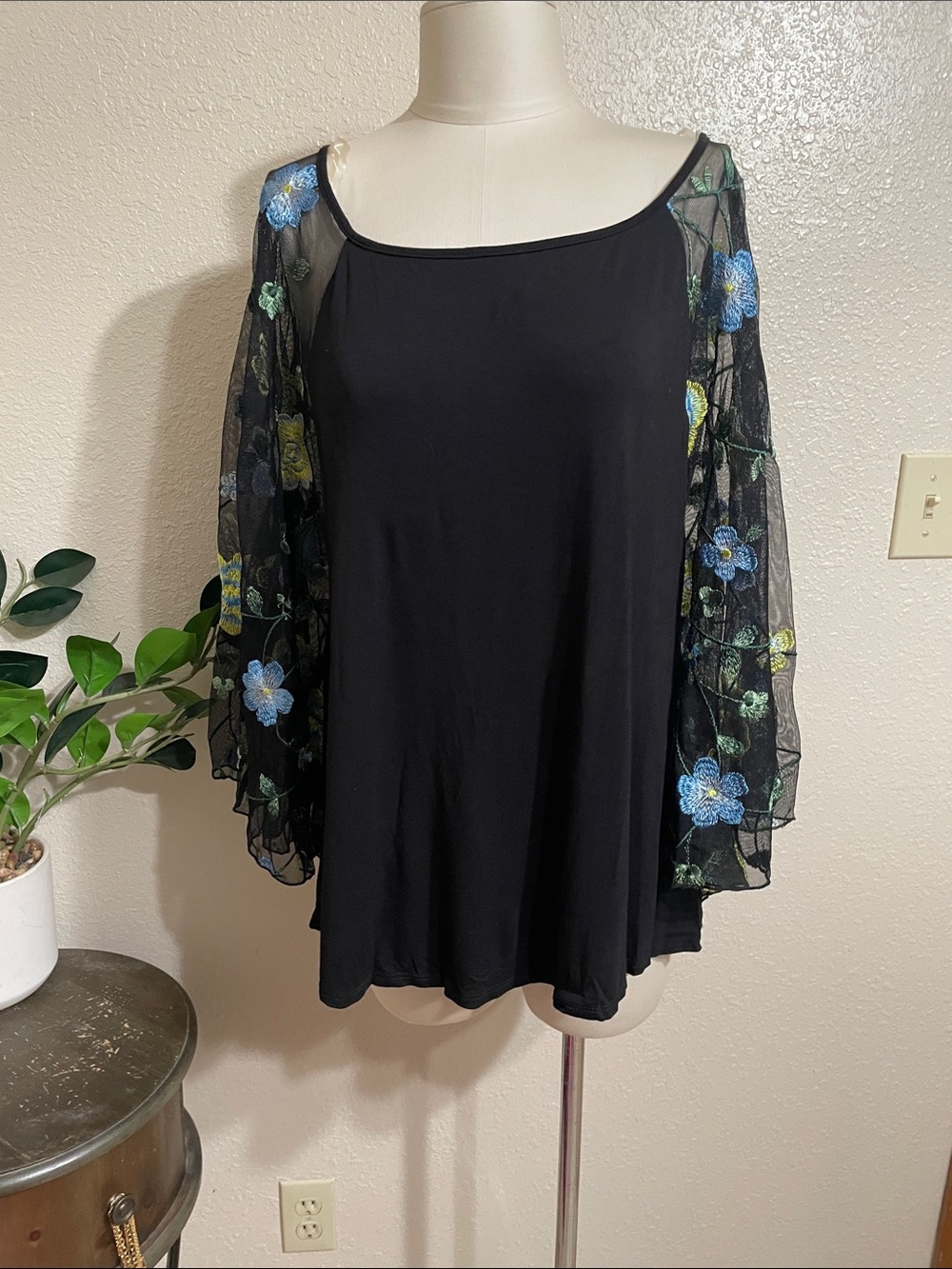 Cha cha vente Black mesh floral Sleeves Women's top
